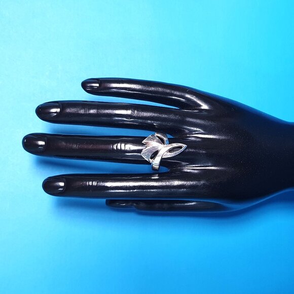 One-of-a-Kind Vintage Canadian Sterling Silver Ribbon Abstract Modernist Ring - Picture 10 of 13